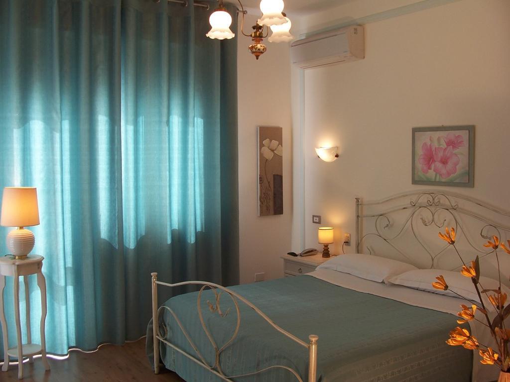 Bed And Breakfast " Il Tesoro Di Mario " Falconara Marittima Room photo